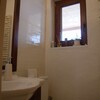 łazienka dolna-połączenie błyszczącej glazury z matowym tynkiem
